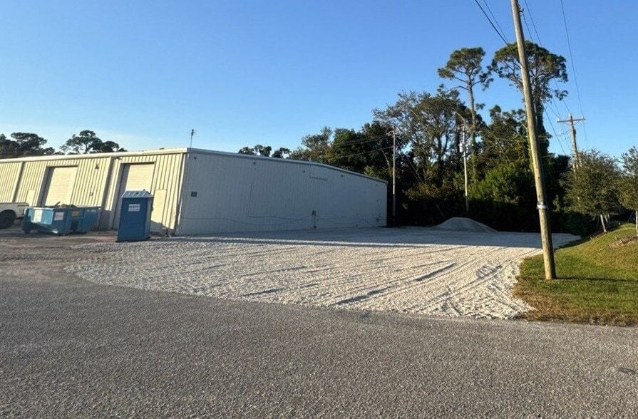 8910 N Fork Dr, North Fort Myers, FL for lease - Building Photo - Image 1 of 9