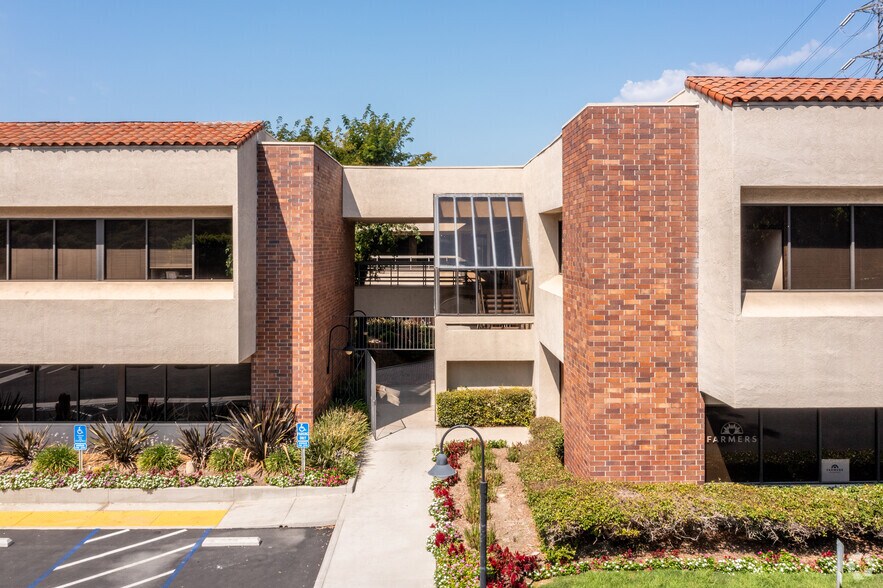 27285 Las Ramblas, Mission Viejo, CA à louer - Photo du bâtiment - Image 3 de 6