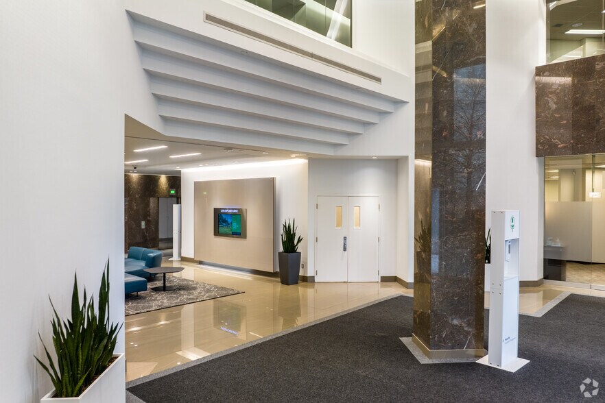 5090 Explorer Dr, Mississauga, ON à louer - Hall d’entrée - Image 3 de 3