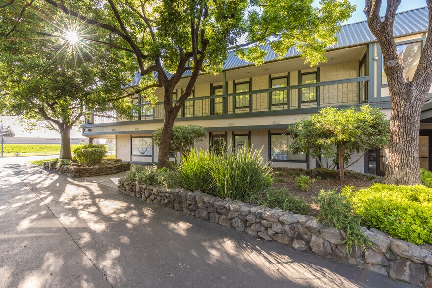 6050 Commerce Blvd, Rohnert Park, CA à louer - Photo du bâtiment - Image 3 de 13