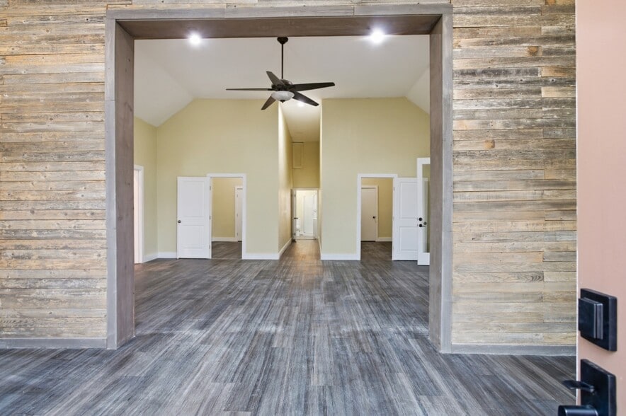 17621 Stacey Ln, Lago Vista, TX for lease - Building Photo - Image 3 of 25