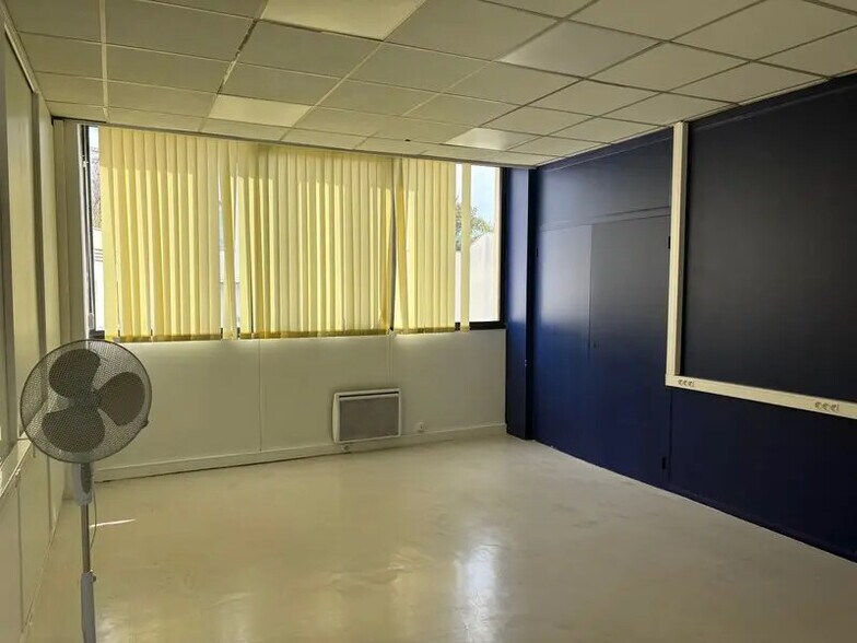 Bureau dans Joinville-le-Pont à louer - Photo du bâtiment - Image 3 de 11