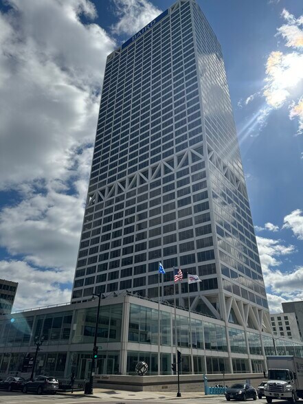 777 E Wisconsin Ave, Milwaukee, WI for lease - Building Photo - Image 1 of 6
