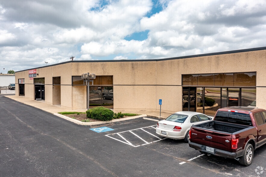 833-899 Isom Rd, San Antonio, TX for lease - Building Photo - Image 1 of 8