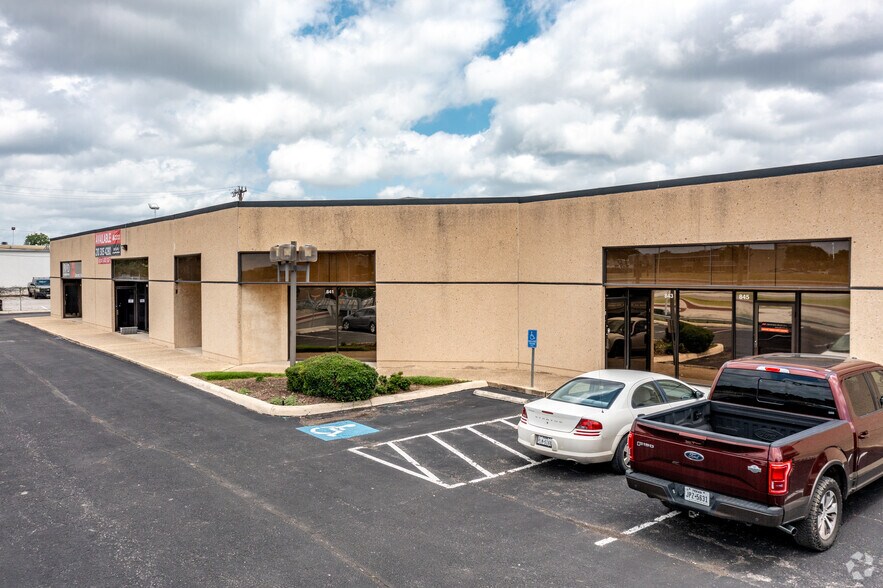833-899 Isom Rd, San Antonio, TX à louer - Photo du bâtiment - Image 1 de 8