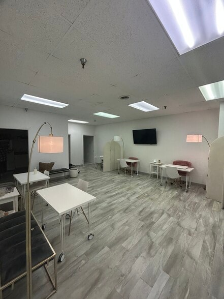 111 Whitehead Ln, Monroeville, PA for sale - Interior Photo - Image 2 of 3
