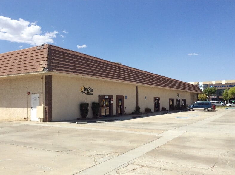 640-646 W Lancaster Blvd, Lancaster, CA for sale - Building Photo - Image 3 of 5