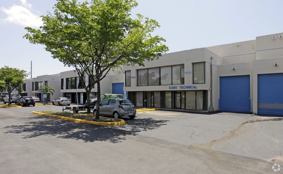 7030-7038 NW 50th St, Miami, FL à louer - Photo du bâtiment - Image 2 de 11