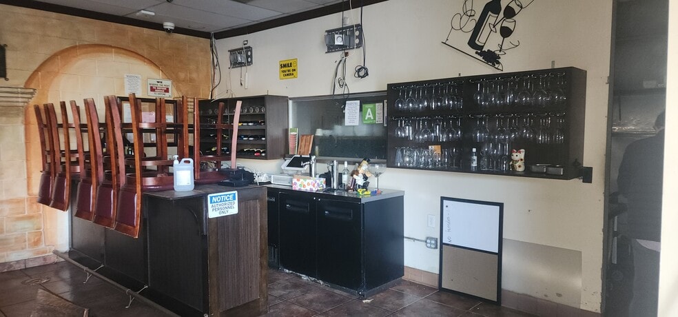 15705-15717 Vanowen St, Van Nuys, CA for lease - Interior Photo - Image 3 of 14