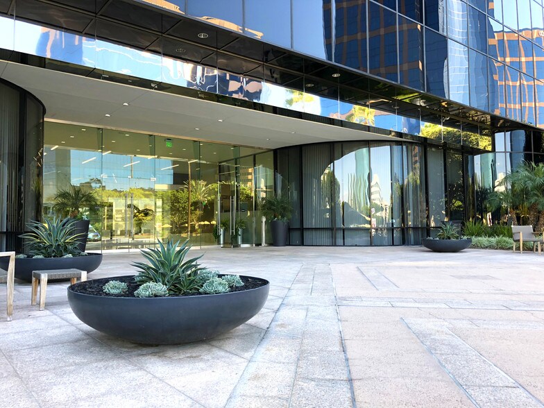 2100 Main St, Irvine, CA à louer - Photo du bâtiment - Image 3 de 15