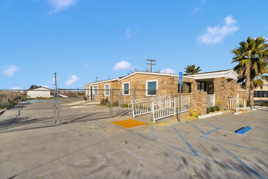 16088 Outer Bear Valley Rd, Victorville, CA à louer - Photo du bâtiment - Image 3 de 34