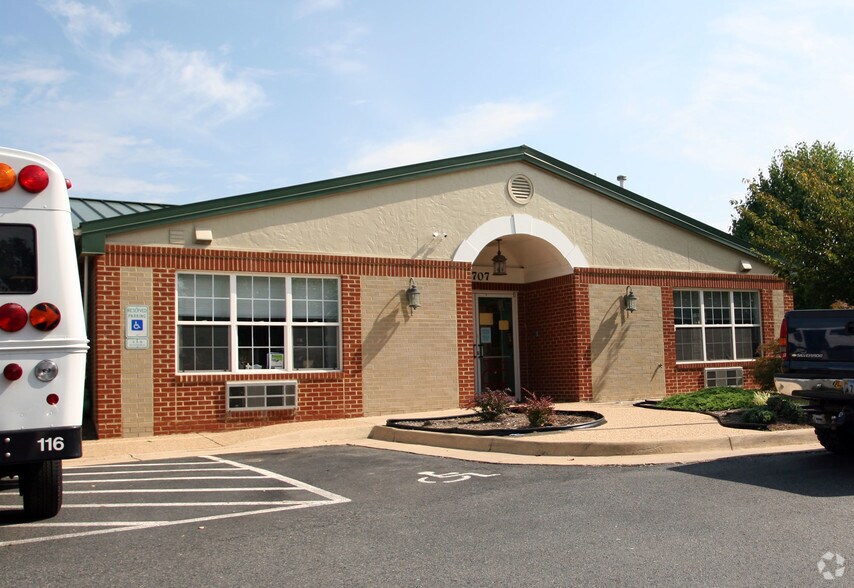 5707 Salem Run Blvd, Fredericksburg, VA à vendre - Photo du bâtiment - Image 2 de 11