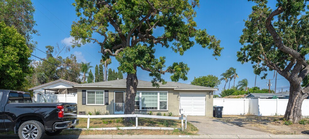 4301 W Lilac Ave, Santa Ana, CA à vendre - Photo du bâtiment - Image 2 de 47
