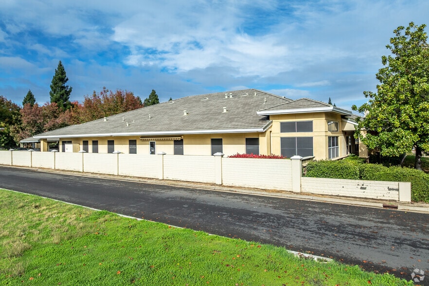 1110 Civic Center Blvd, Yuba City, CA for lease - Building Photo - Image 2 of 3
