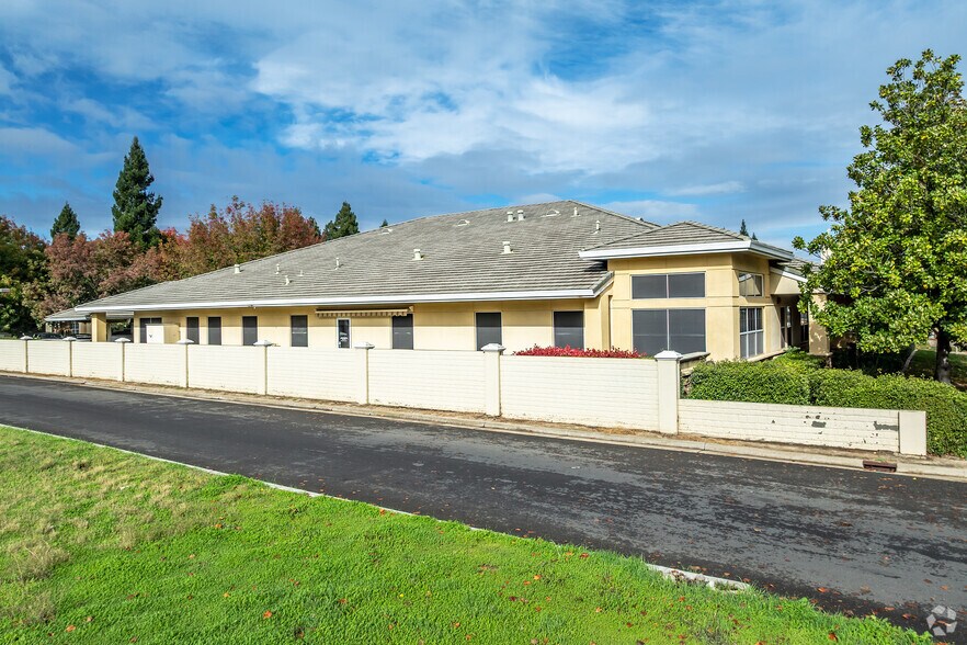 1110 Civic Center Blvd, Yuba City, CA à louer - Photo du bâtiment - Image 2 de 3