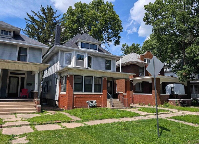 1611 W Barker Ave, Peoria, IL à vendre - Photo du bâtiment - Image 3 de 39
