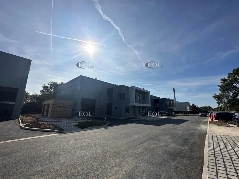 Flex in Chanteloup-en-Brie for lease - Building Photo - Image 2 of 8