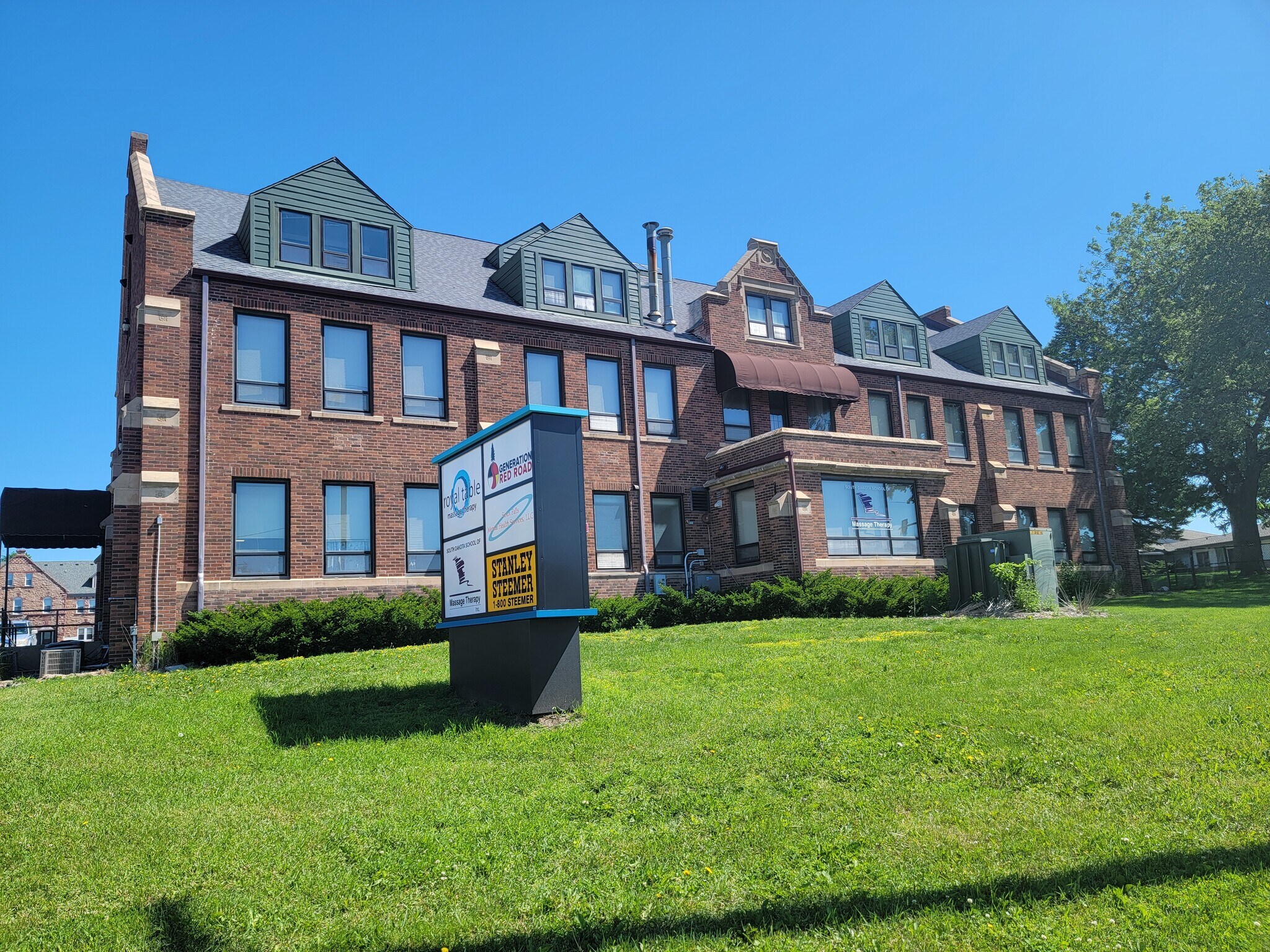 100 N Krohn Pl, Sioux Falls, SD à louer Photo principale- Image 1 de 8