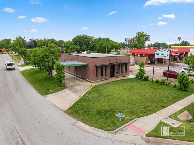 Plus de détails pour 300 Fox Ave, Lewisville, TX - Commerce de détail à vendre