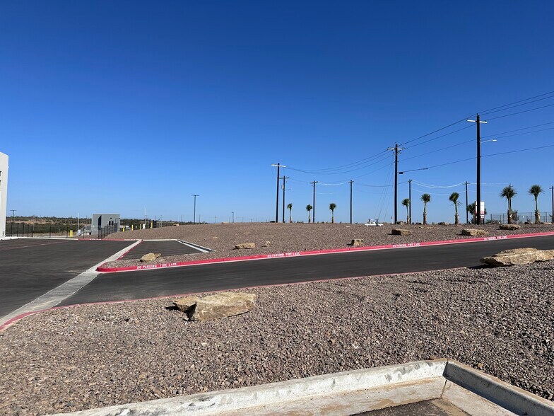 19926 Kraus Lp, Laredo, TX à vendre - Photo du bâtiment - Image 3 de 53