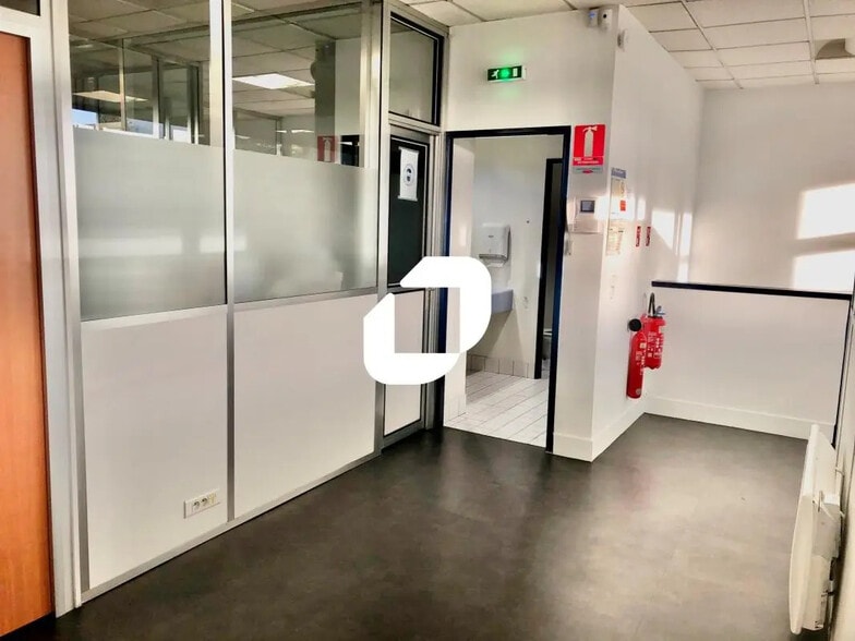 Bureau dans Émerainville à louer - Photo intérieure - Image 2 de 7