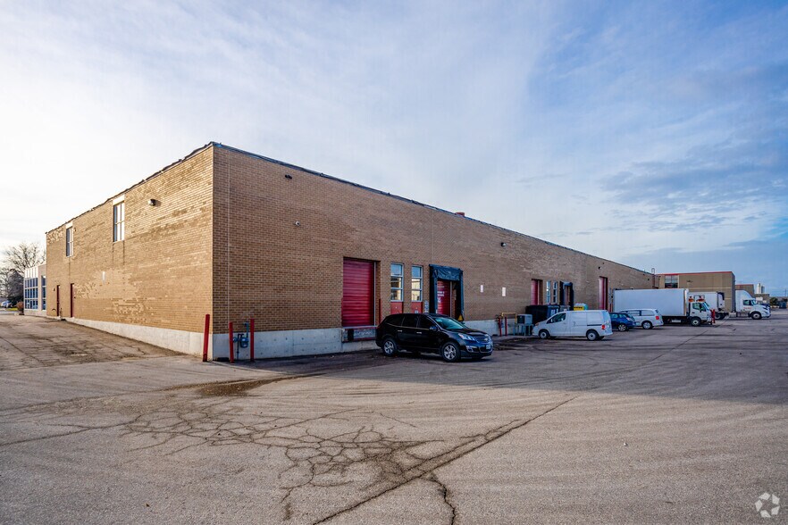 108 Woodbine Downs Blvd, Toronto, ON à louer - Photo du bâtiment - Image 3 de 3