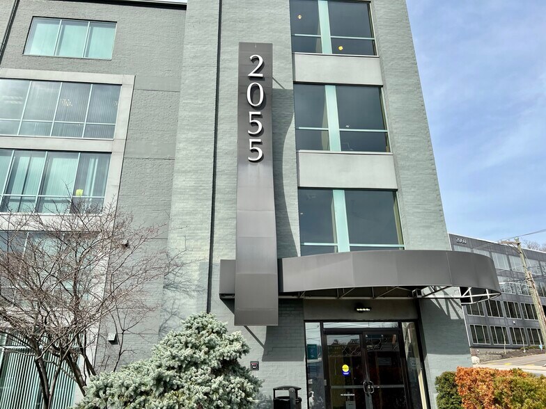 2055 Reading Rd, Cincinnati, OH à louer - Photo du bâtiment - Image 2 de 30