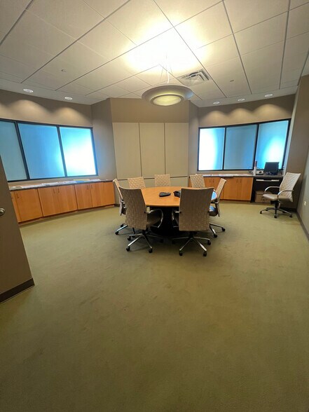 933 Tower Rd, Mundelein, IL à louer - Photo intérieure - Image 3 de 23