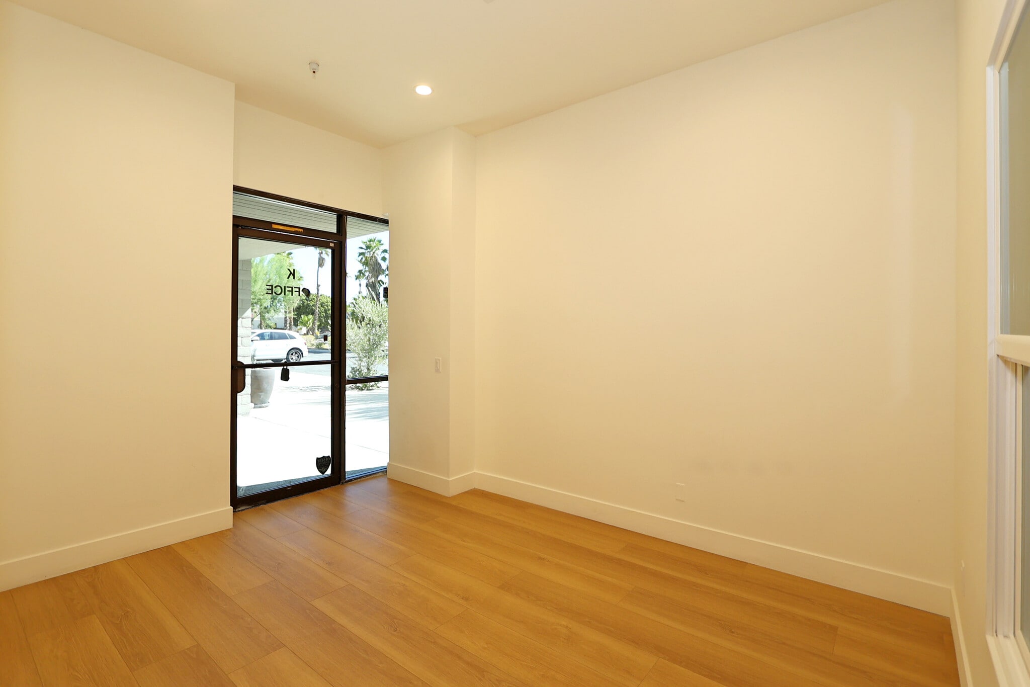 1251 Montalvo Way, Palm Springs, CA for lease Interior Photo- Image 1 of 5