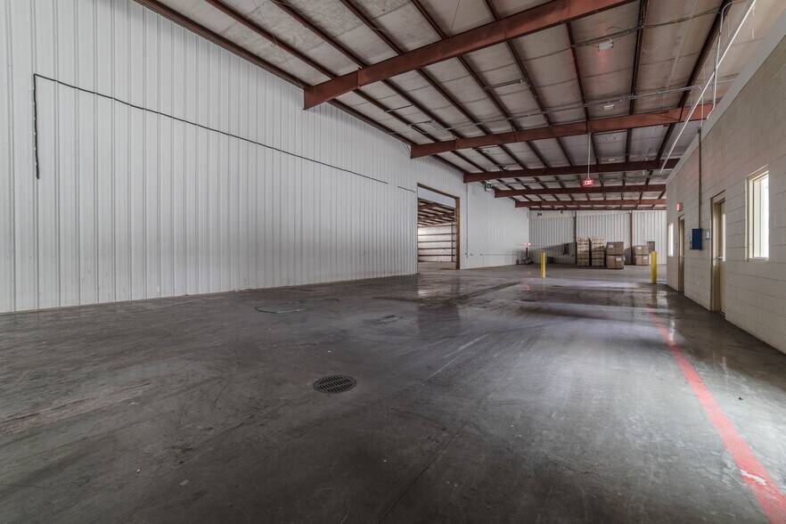 Bluff Road & Horse Pen Bay Court portefeuille de 3 propriétés à vendre sur LoopNet.ca - Photo intérieure - Image 2 de 99