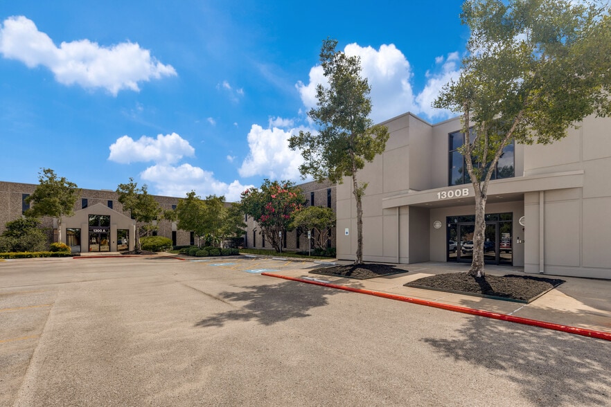 1300 Bay Area Blvd, Houston, TX for lease - Building Photo - Image 3 of 8