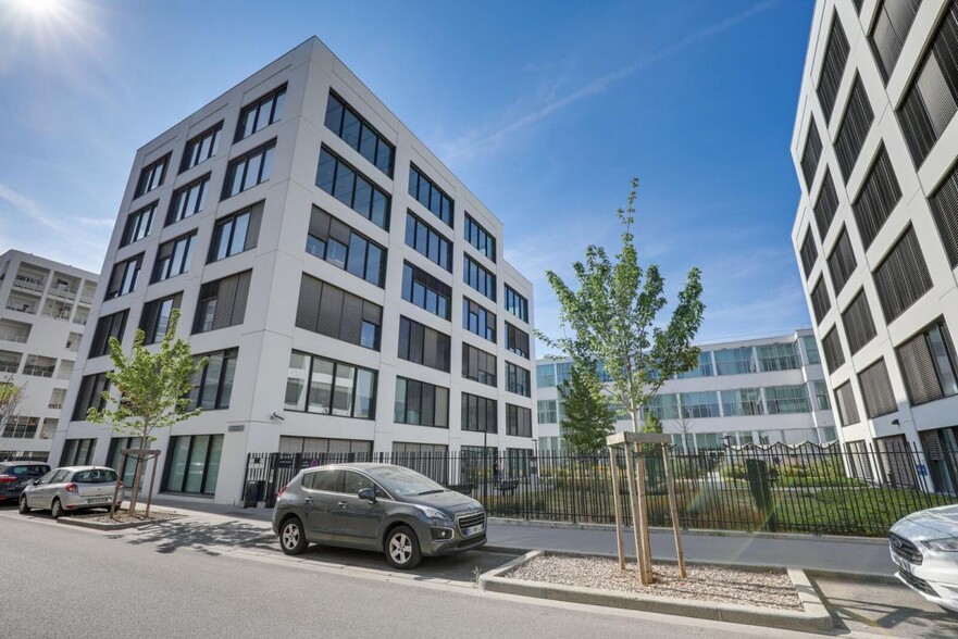 8 Rue Maurice Moissonnier, Vaulx-en-Velin à louer - Photo du bâtiment - Image 2 de 10