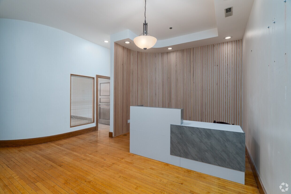 92 High St, Medford, MA 02155 - Unité T2 -  - Photo intérieure - Image 1 of 8