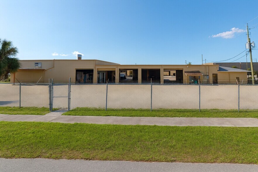 2559 Fowler St, Fort Myers, FL à louer - Photo du bâtiment - Image 2 de 3