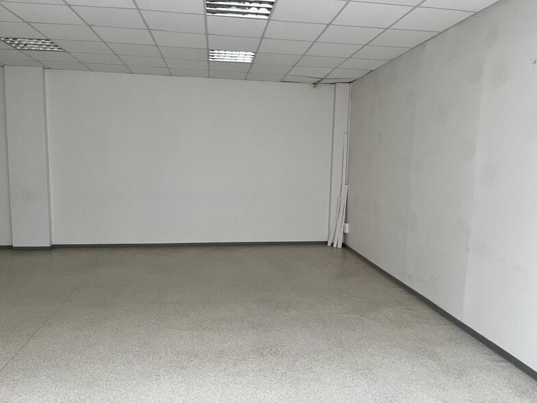 Office in Langon for lease - Interior Photo - Image 3 of 7