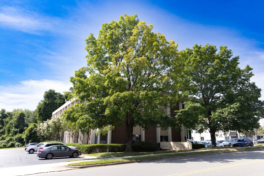 3900 Barrett Dr, Raleigh, NC à louer - Photo du bâtiment - Image 2 de 3
