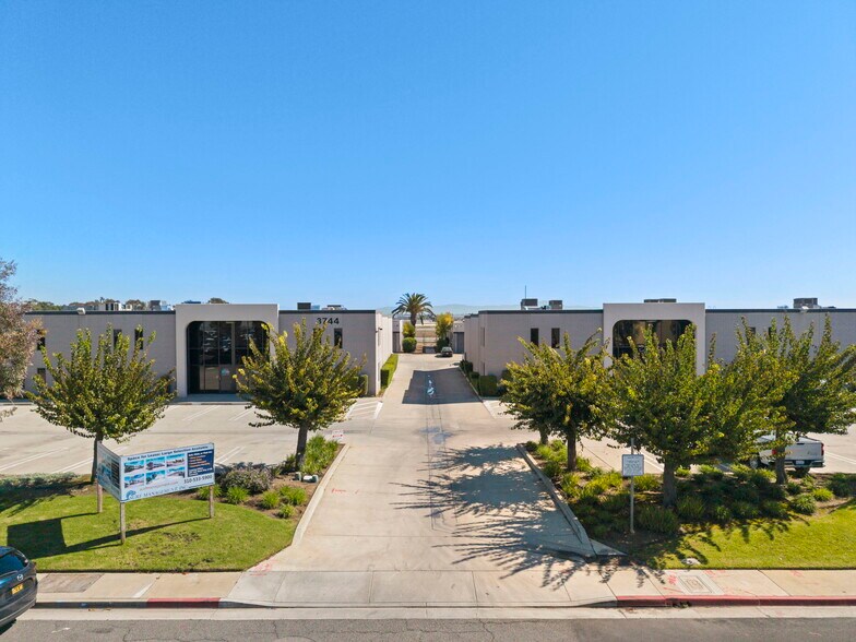 3700 N Industry Ave, Lakewood, CA à louer - Photo du bâtiment - Image 2 de 8
