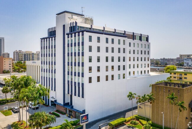 Plus de détails pour 1920 E Hallandale Beach Blvd, Hallandale Beach, FL - Bureau à vendre