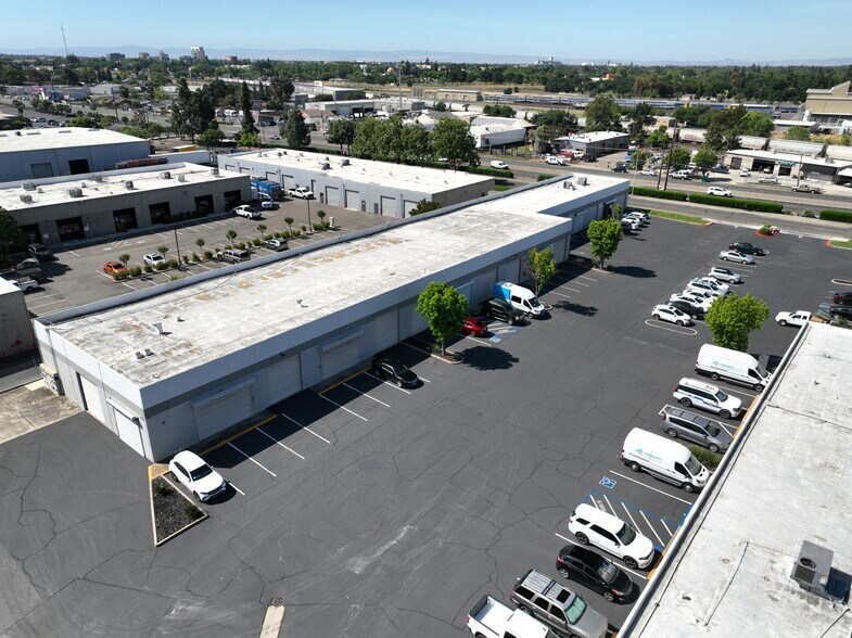 2626 West Ln, Stockton, CA à louer - Photo du bâtiment - Image 3 de 6