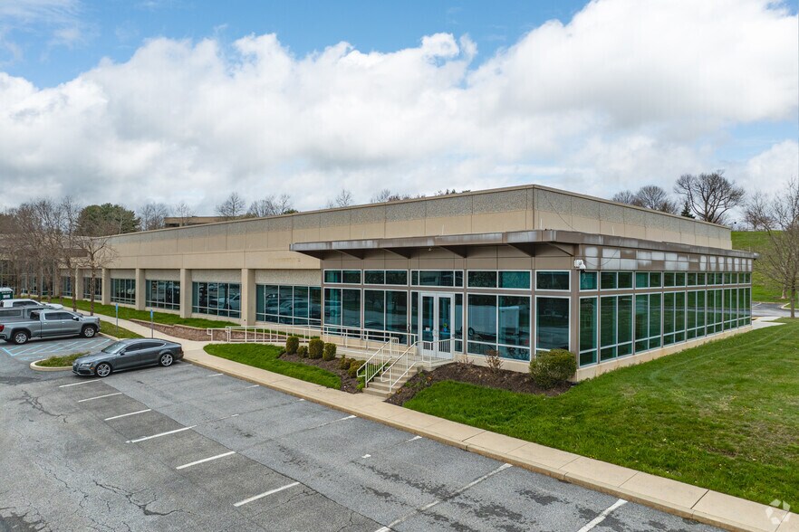1 Braxton Way, Glen Mills, PA à louer - Photo du bâtiment - Image 3 de 7