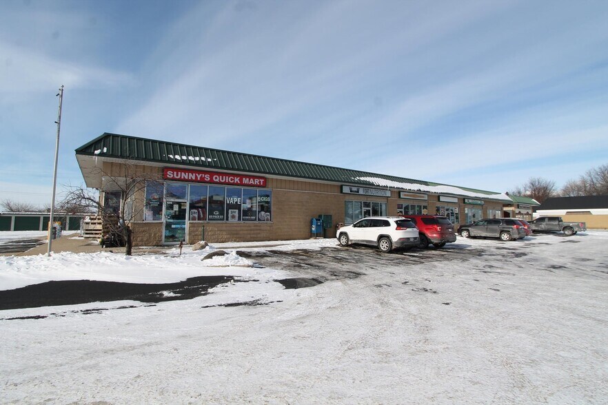 1220 Janesville Ave, Fort Atkinson, WI à vendre - Photo du bâtiment - Image 3 de 27