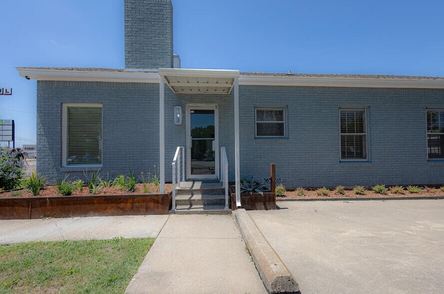 4209 W Waco Dr, Waco, TX à louer - Photo du bâtiment - Image 2 de 20