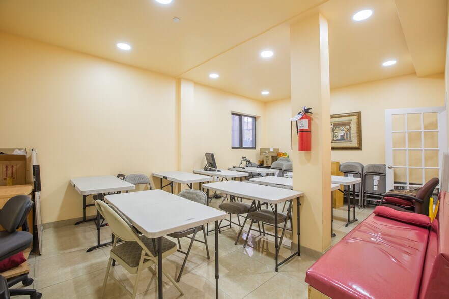 13208 Pople Ave, Flushing, NY for lease - Interior Photo - Image 2 of 28