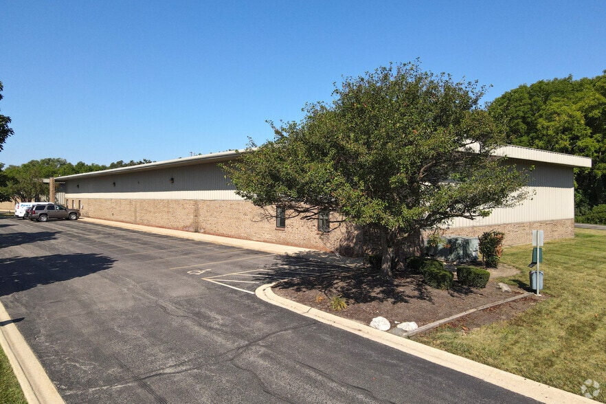 1851 E Fabyan Pky, West Chicago, IL for lease - Building Photo - Image 1 of 2