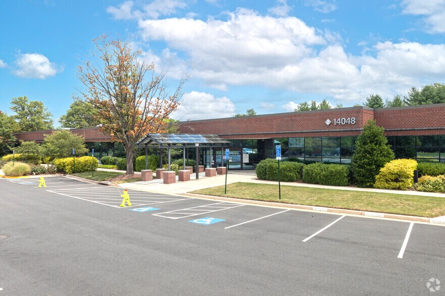14150 Parkeast Cir, Chantilly, VA à louer - Photo du bâtiment - Image 2 de 6