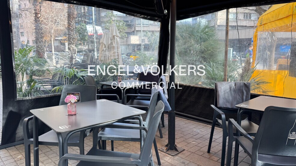 Retail in Barcelona, Barcelona for lease - Building Photo - Image 2 of 3