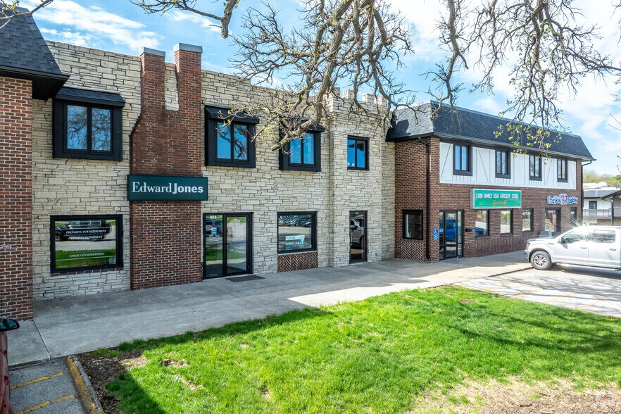 7506-7664 Hickman Rd, Windsor Heights, IA à louer - Photo du bâtiment - Image 3 de 8