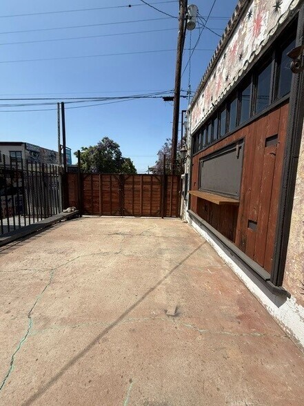 2244 Logan Ave, San Diego, CA à louer - Photo du bâtiment - Image 3 de 6