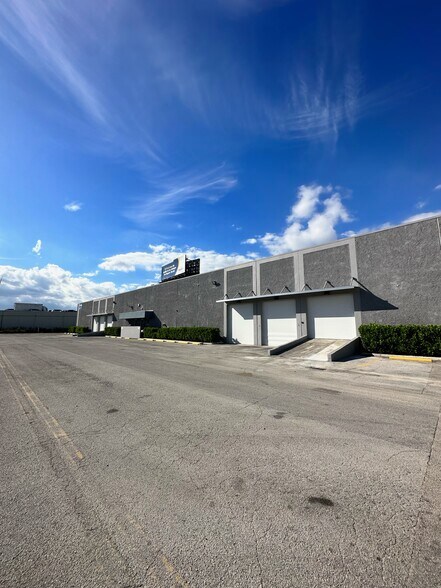 7855-7955 NW 77th Ave, Medley, FL à louer - Photo du bâtiment - Image 3 de 3