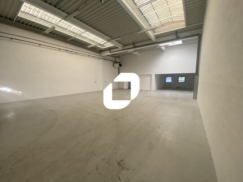 Flex in Lieusaint for lease - Interior Photo - Image 3 of 10